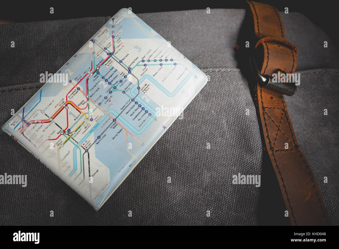 Londra Oyster card il supporto con la mappa della metropolitana di decorazione su una borsa messenger. Londra, 2017. Formato orizzontale. Concetto di viaggio. Foto Stock