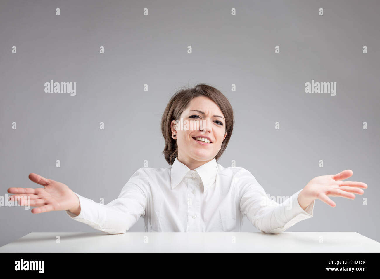 Donna con le sue mani aperte simulando un abbraccio, il concetto di un italiano di significato il gesto non ti preoccupare il mio amico Foto Stock