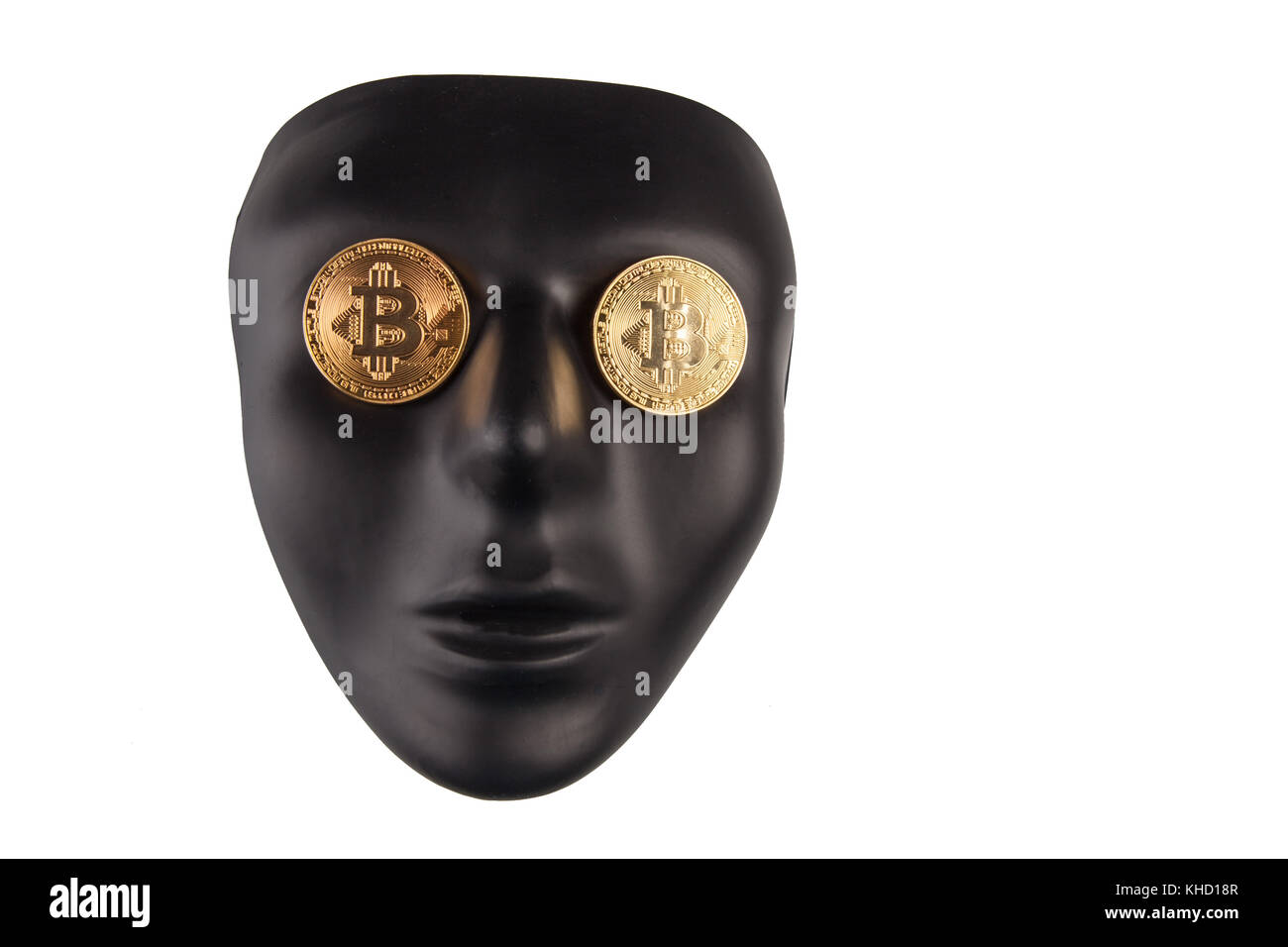 Nero maschera facciale con golden bitcoins poste sugli occhi isolato su bianco con copia spazio. l'anonimato e concetto cryptocurrency Foto Stock
