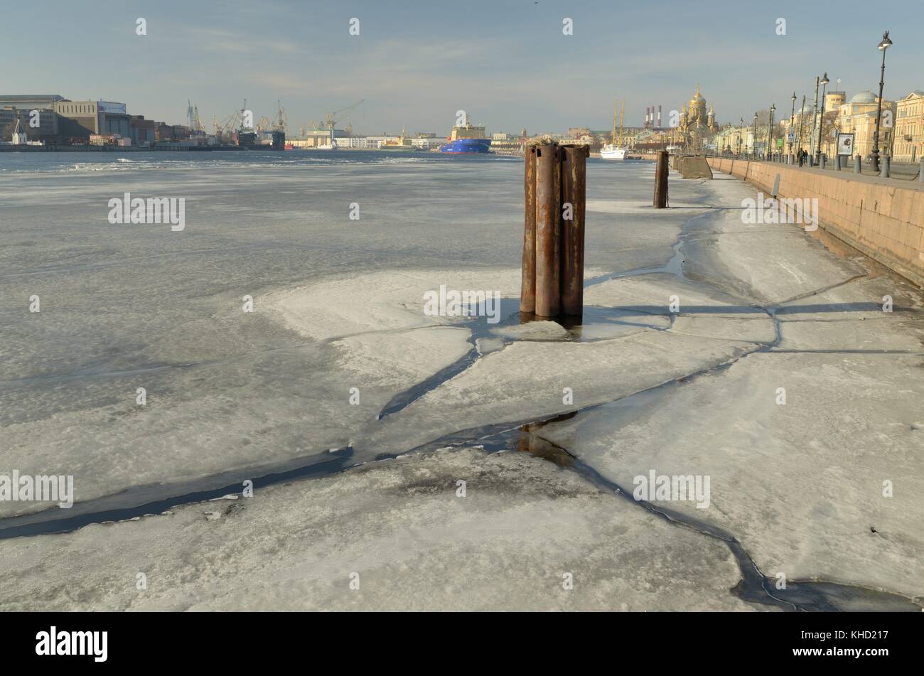 Il tenente schmidt terrapieno in San Pietroburgo.il fiume Neva. Foto Stock