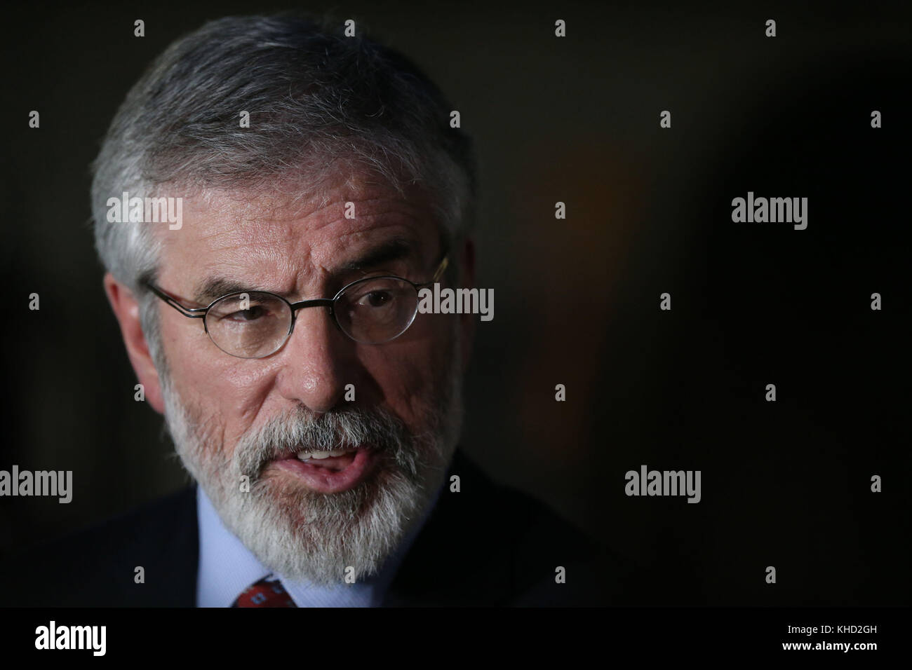 Gerry Adams, presidente del partito di Sinn Fein, ha parlato con i mezzi di comunicazione di Leinster House prima di un incontro sul powersharing. L'onorevole Adams ha insistito affinché si possa ancora raggiungere un accordo con il DUP per ripristinare il potere di Stormont. Foto Stock