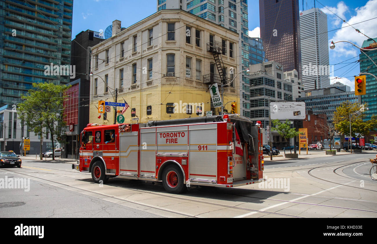 Il 15 luglio 2007. Un incendio sul motore è il modo per un'emergenza nel centro cittadino di Toronto. Foto Stock