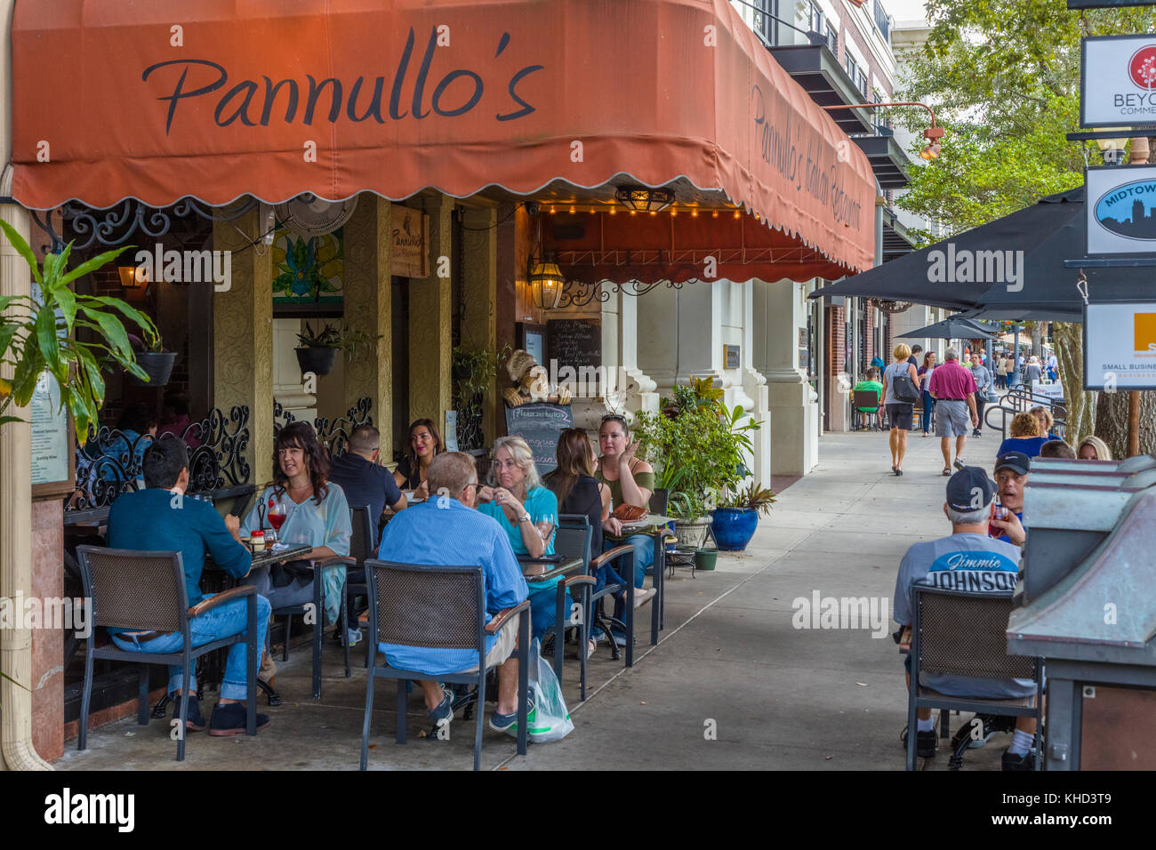 Outdoor cafe su Park Avenue in Winter Park Florida negli Stati Uniti Foto Stock