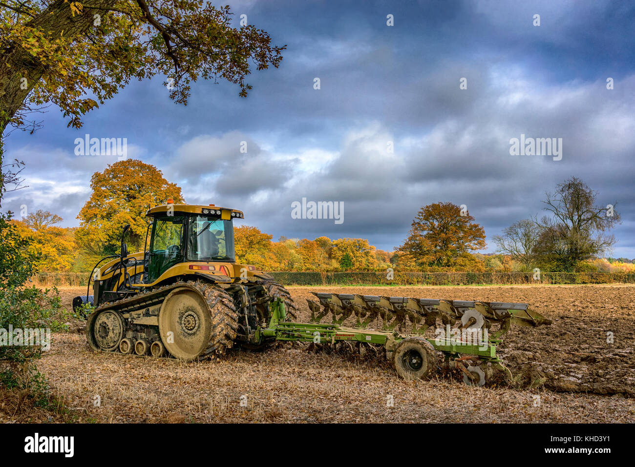 Moderno campo di aratura di trattori cingolati a novembre a Chilterns, Buckinghamshire. Foto Stock