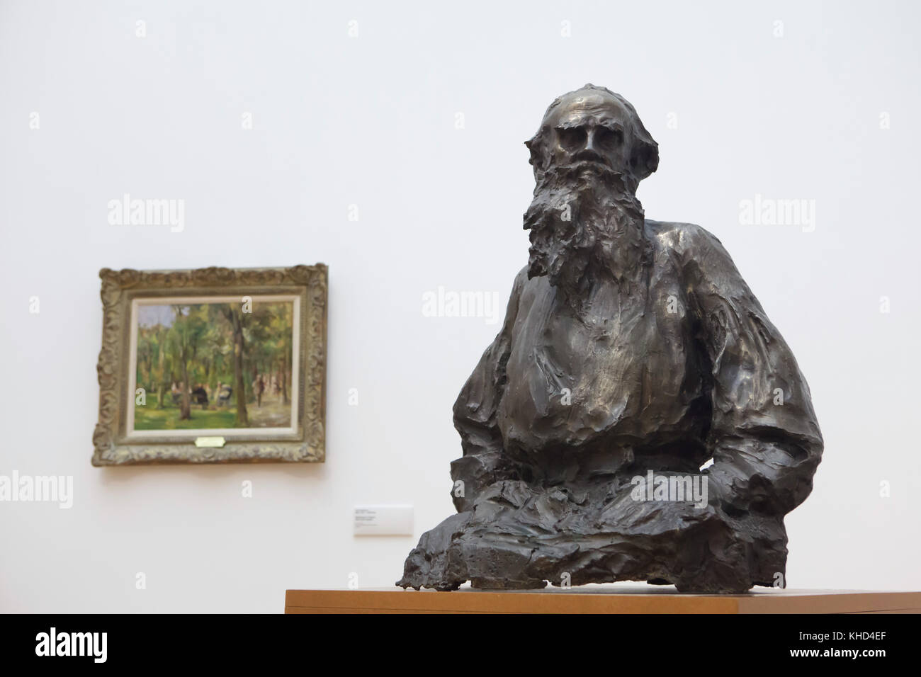 Statua di bronzo di scrittore russo Leo Tolstoj (1898) da scultore russo Paolo Troubetzkoy sul display nel Museum der Bildenden Künste (Museo delle Belle Arti) di Lipsia, in Sassonia, Germania. Foto Stock
