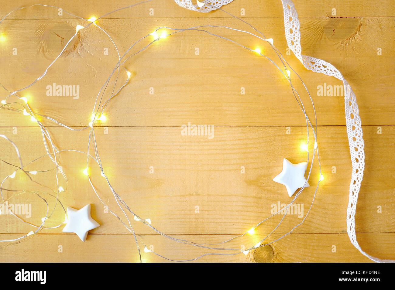 Sfondo di natale con posto per il vostro testo e White Christmas tree e stella su un oro sullo sfondo di legno. flat laico, top view photo mockup Foto Stock