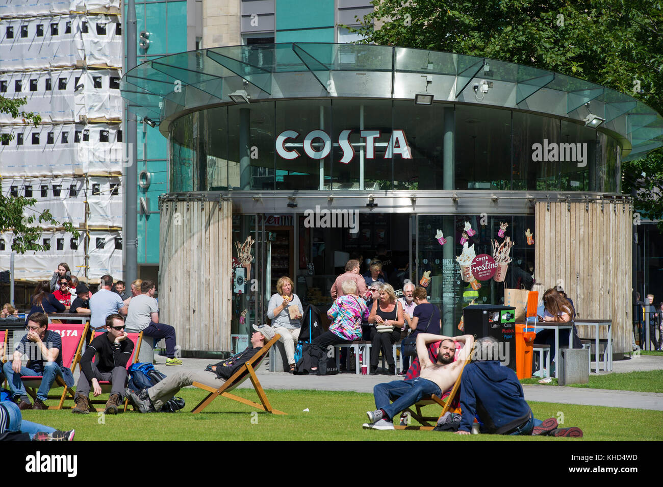 I clienti a rilassarsi nelle sedie a sdraio al di fuori della Costa coffee shop in St Andrew Square, Edimburgo, Scozia. Foto Stock