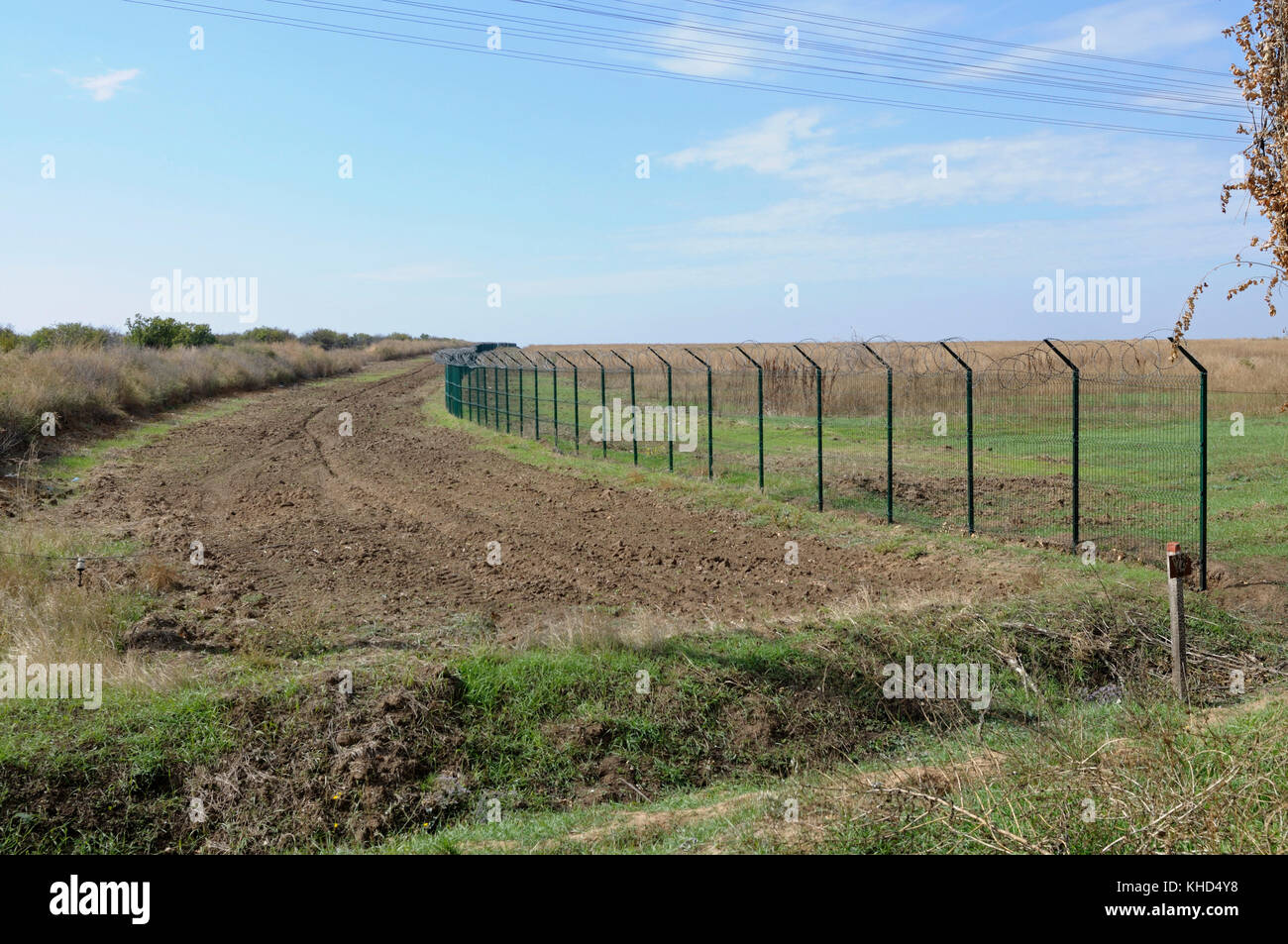 Parte dell'Ukrainian-Russian confine terrestre con filo di barbiere vicino al valico di frontiera Kalanchak. Settembre 20, 2017. Khersonskaya oblast, Ucraina Foto Stock