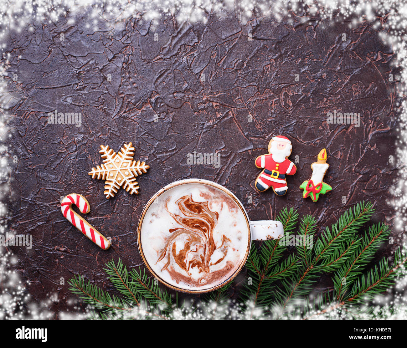 Sfondo di natale con latte e biscotti di panpepato Foto Stock