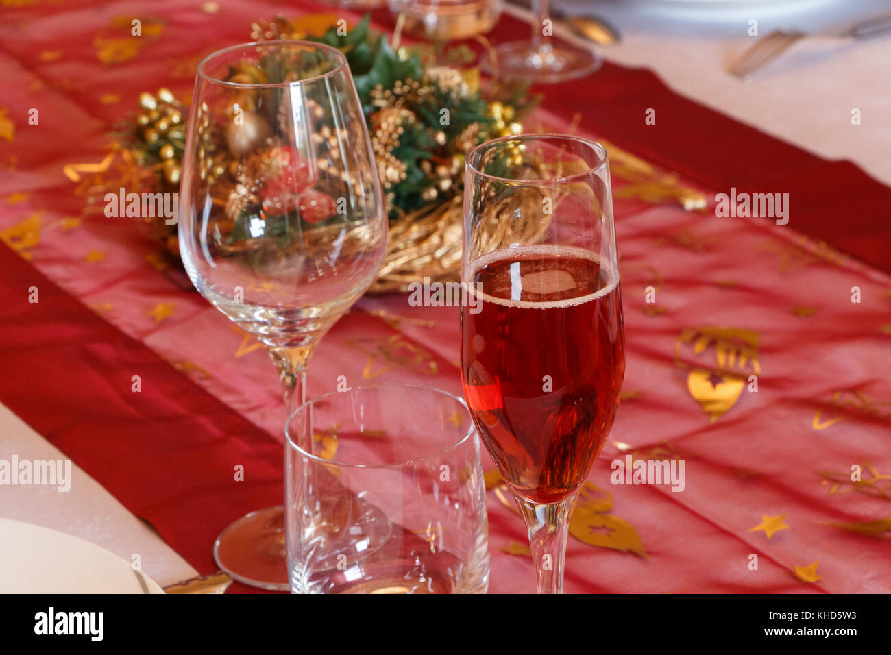 Flûte di Champagne alla vigilia di Natale la tabella Foto Stock
