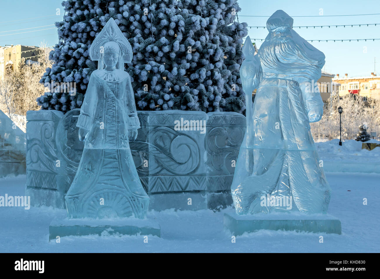 Figure della Maiden della neve e di Babbo Natale scolpite dal ghiaccio vicino all'albero di Natale Foto Stock