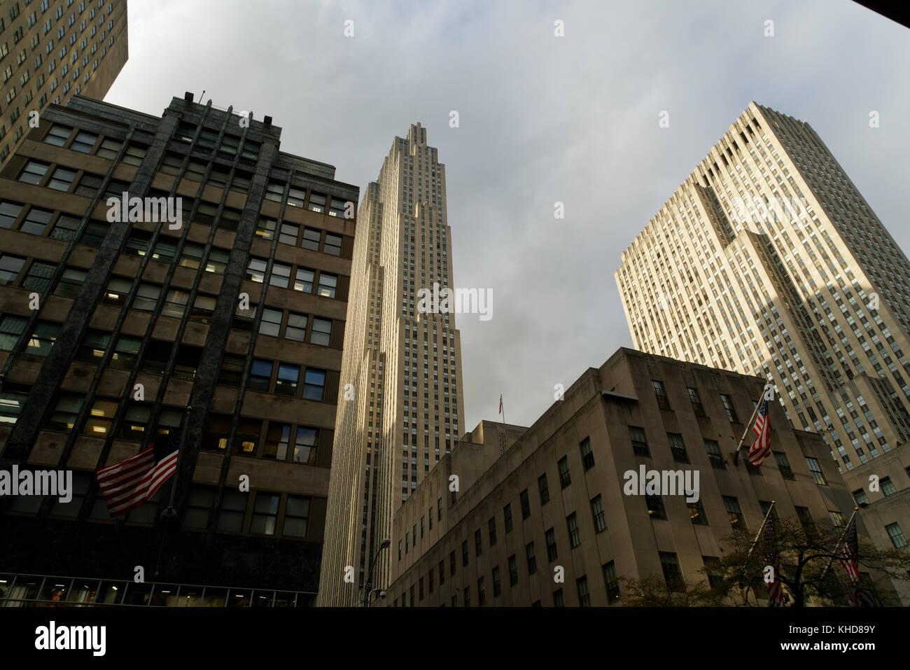Il grattacielo a 30 Rockefeller Plaza e altri edifici di Rockefeller Center nel centro di Manhattan come si vede dalla Fifth Avenue. Foto Stock
