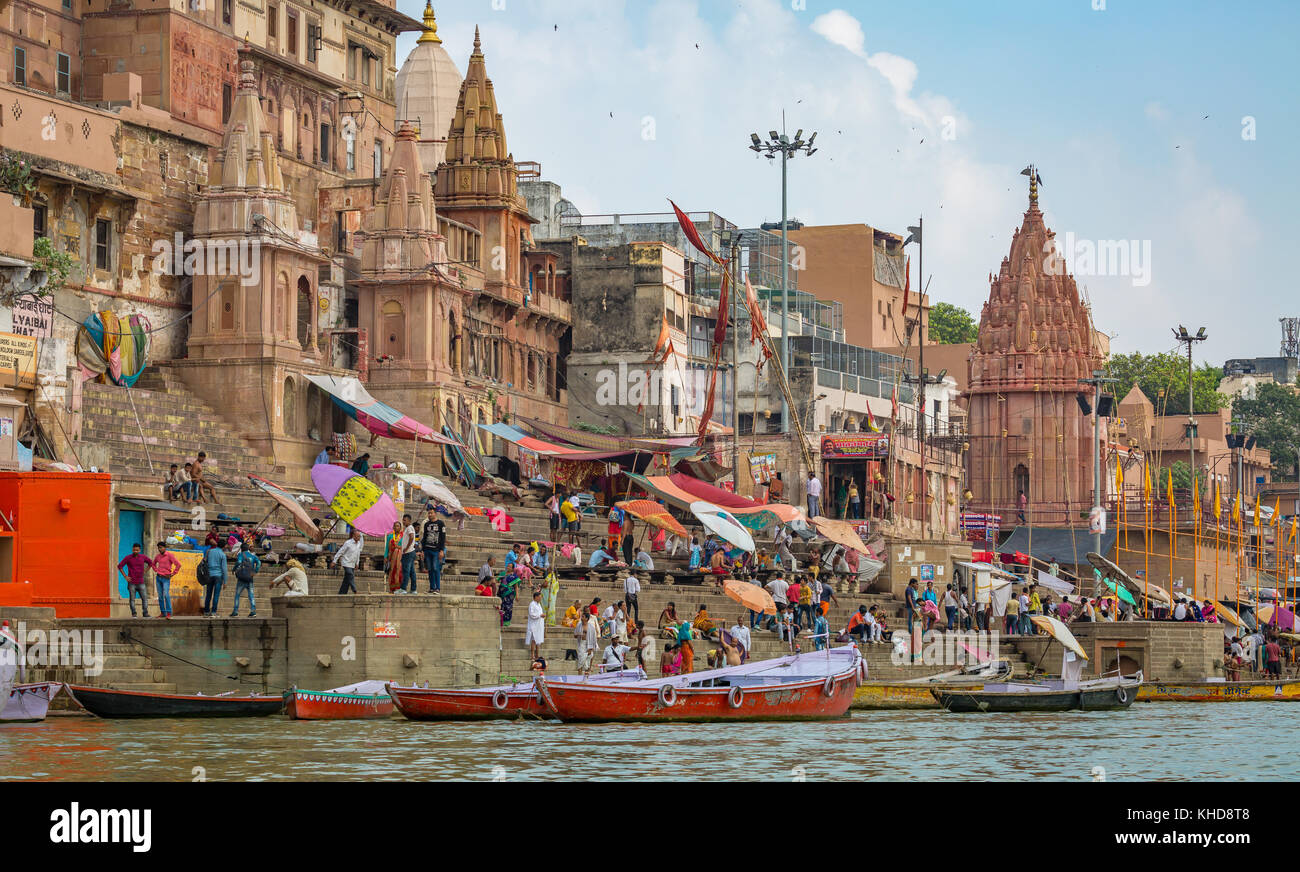 Storica città di Varanasi con antichi edifici architettonici e templi lungo il fiume Gange ghat. Foto Stock