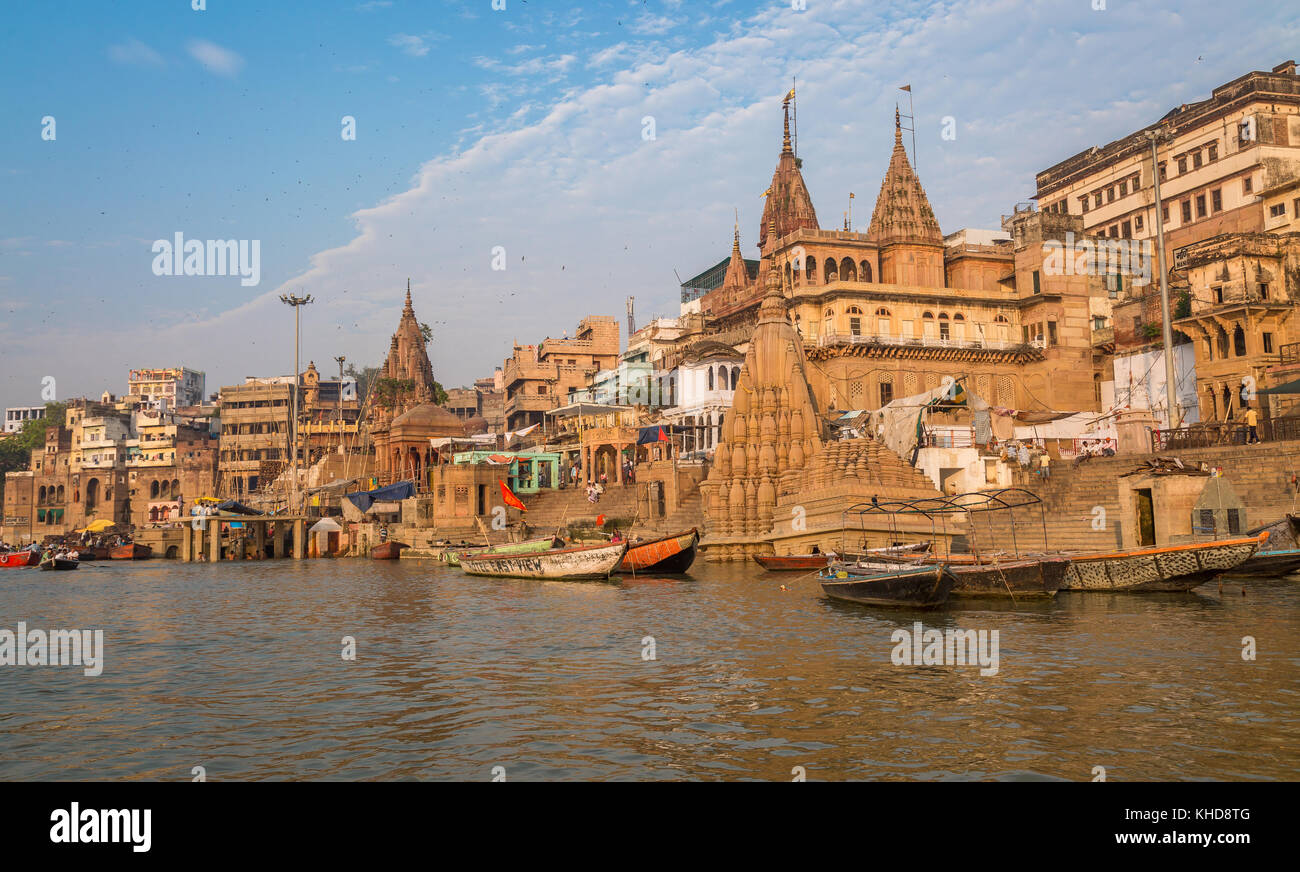 Varanasi città di antica architettura edifici e templi lungo il fiume Gange ghat. Foto Stock