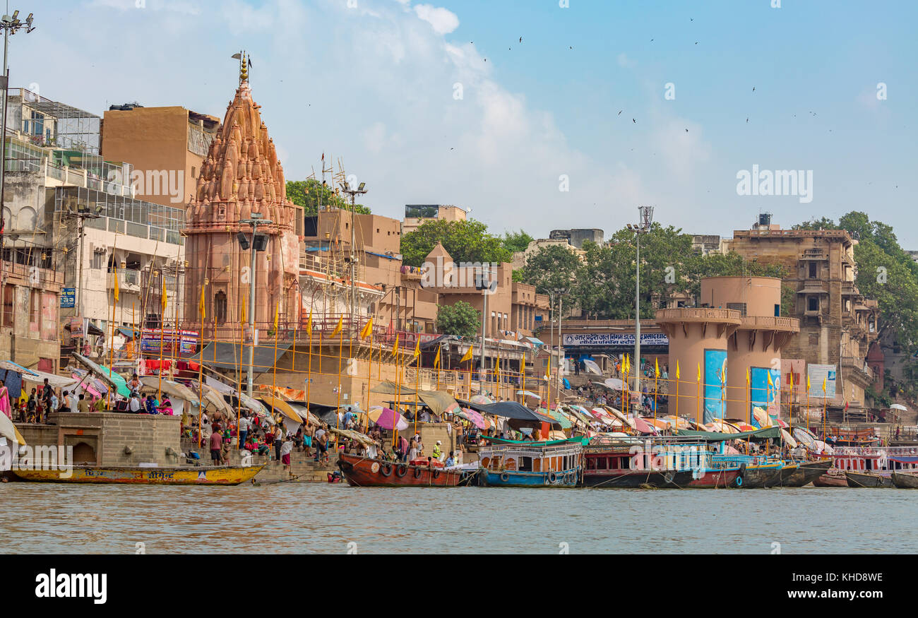 Storica città di Varanasi con antichi edifici architettonici e templi lungo il fiume Gange ghat. Foto Stock