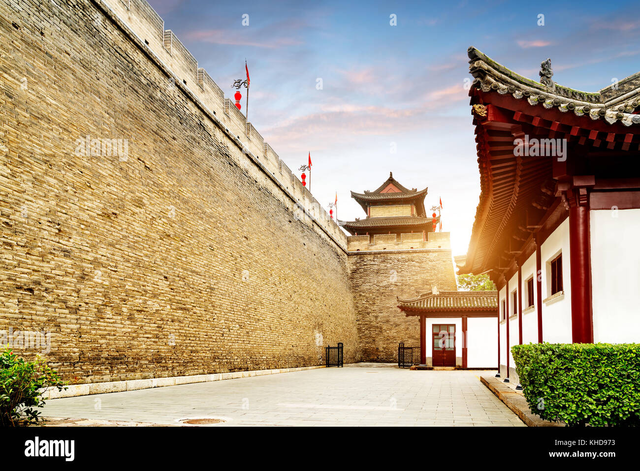 Antiche mura della città di Xi'an, Cina, panorama al tramonto. Foto Stock