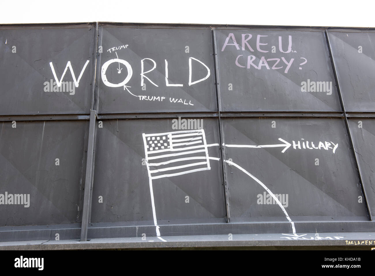 Trump World - Trump a parete, nera parete esterna a Sibiu in Romania Foto Stock