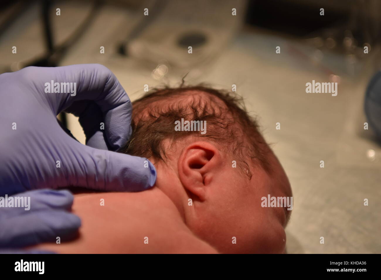 I neonati con un sacco di capelli castani Foto Stock