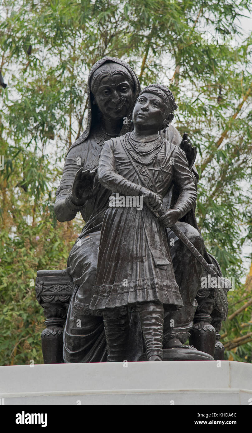 L'immagine di Bal Shivaji e Jijabai statua a Veermata Jijabai Bhonsle udyan in Mumbai, India Foto Stock