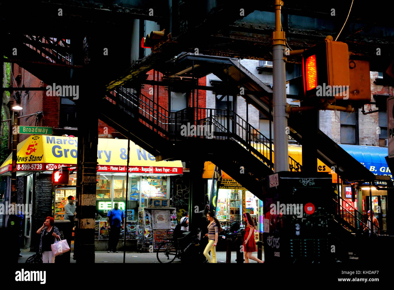 Scale di Broadway di Marcy Avenue elevato della stazione della metropolitana di New York. La stazione si trova nella sezione di Williamsburg di Brooklyn. Foto Stock