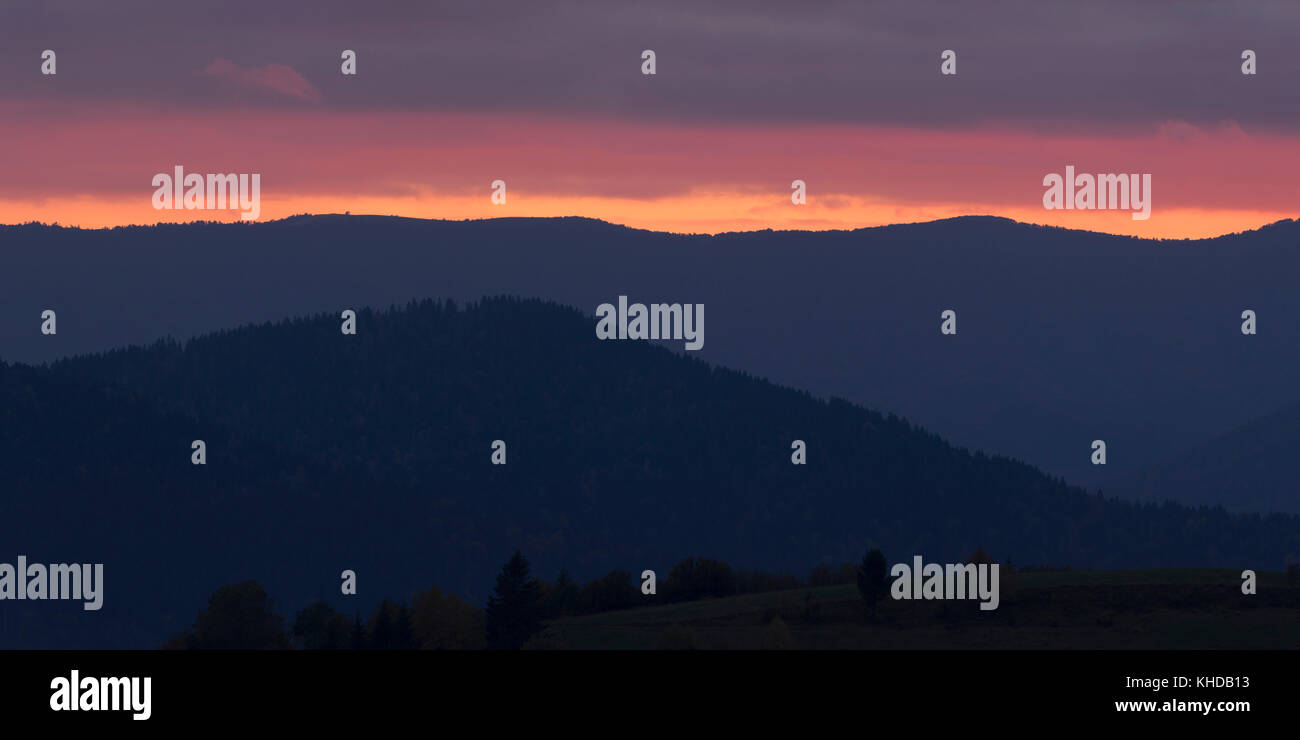 Serata di Autunno in montagna passare Foto Stock