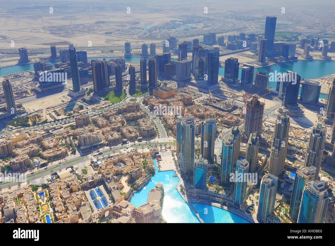 Il centro della città di Dubai da sopra. vista dal Burj Khalifa su una mattina di sole. Foto Stock