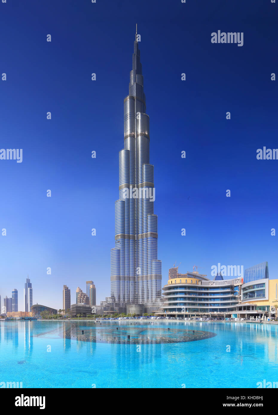 Il Burj Khalifa sul cielo azzurro sfondo. il grattacielo più alto del mondo Burj Khalifa. Foto Stock