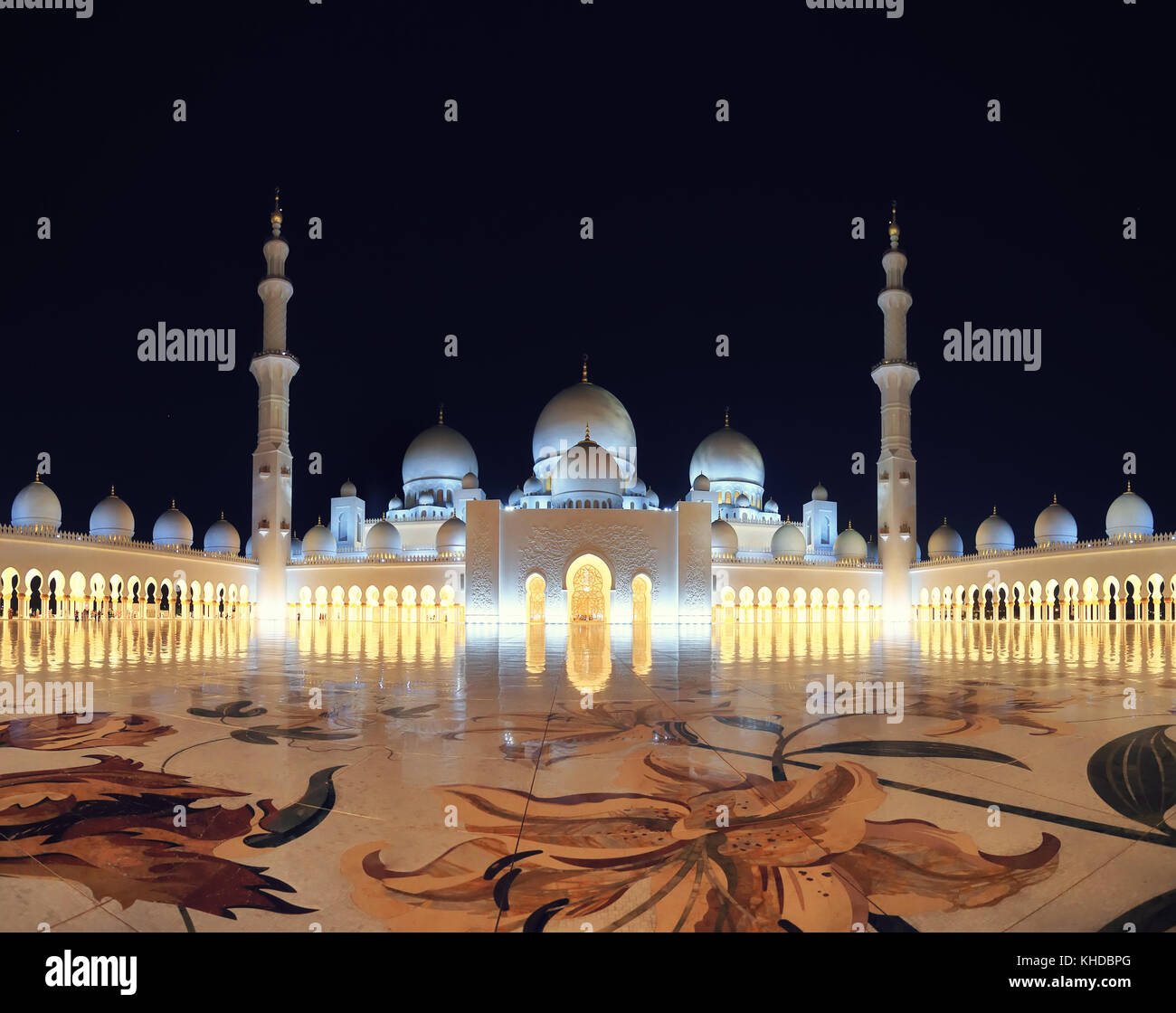 Grande Moschea di Abu Dhabi di notte. panorama di esterno della Moschea Sheikh Zayed con backlite. bella moschea araba. Foto Stock