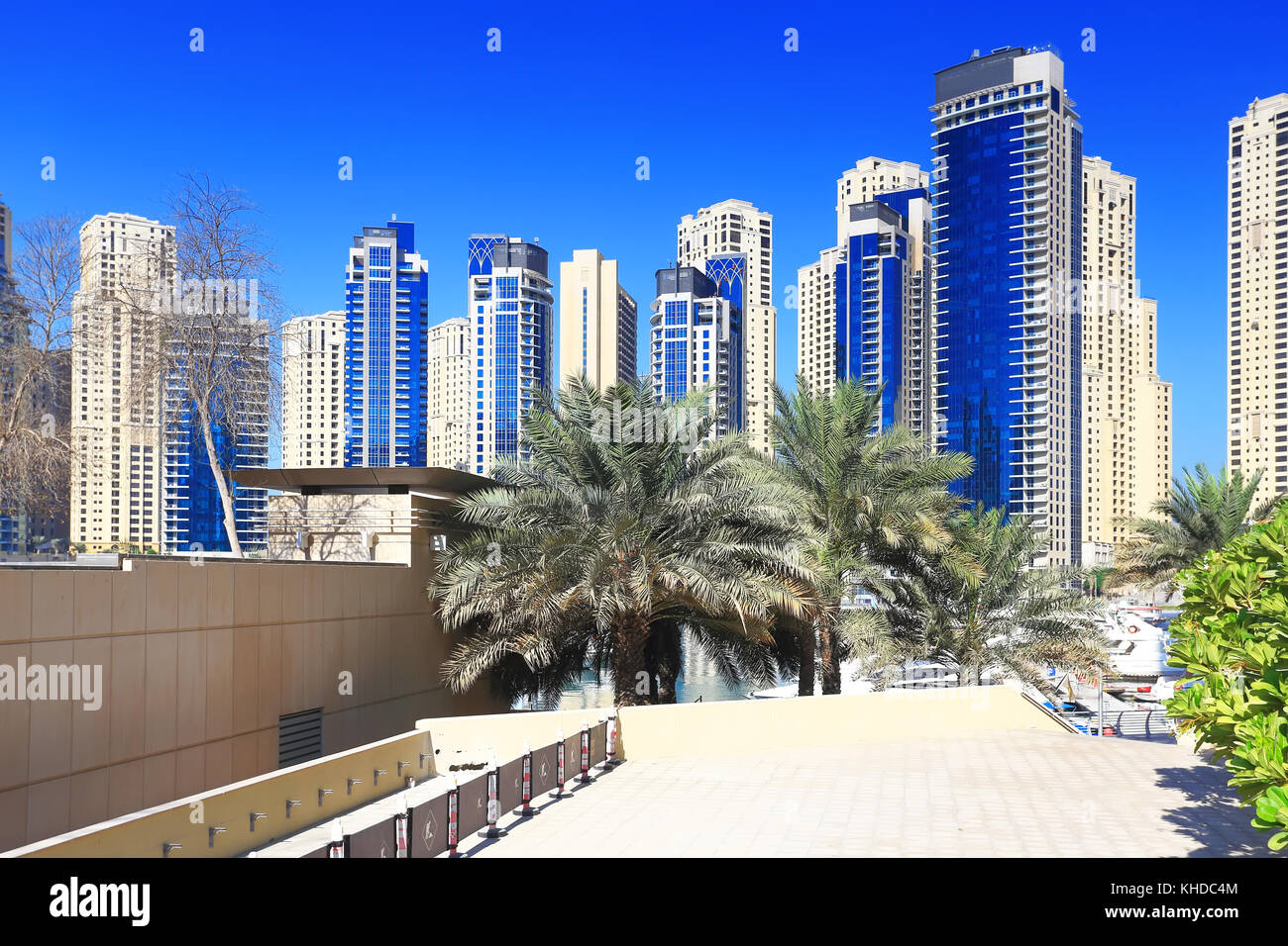 Lussuoso quartiere residenziale con palme sul cielo azzurro sfondo. grattacieli nella baia di Marina del distretto di Dubai. Foto Stock