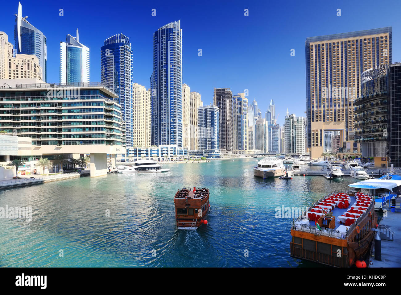 Sunny dubai cityscape. marina con barche su sfondo dei grattacieli di Dubai. Foto Stock