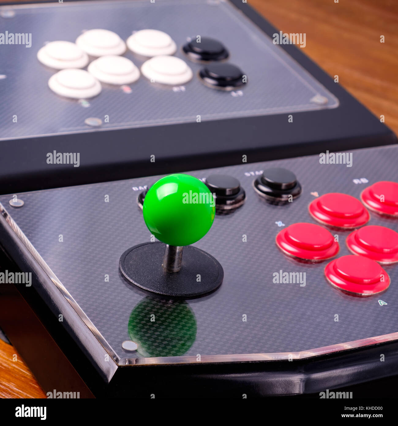 Real arcade joystick sulla tavola di legno Foto Stock