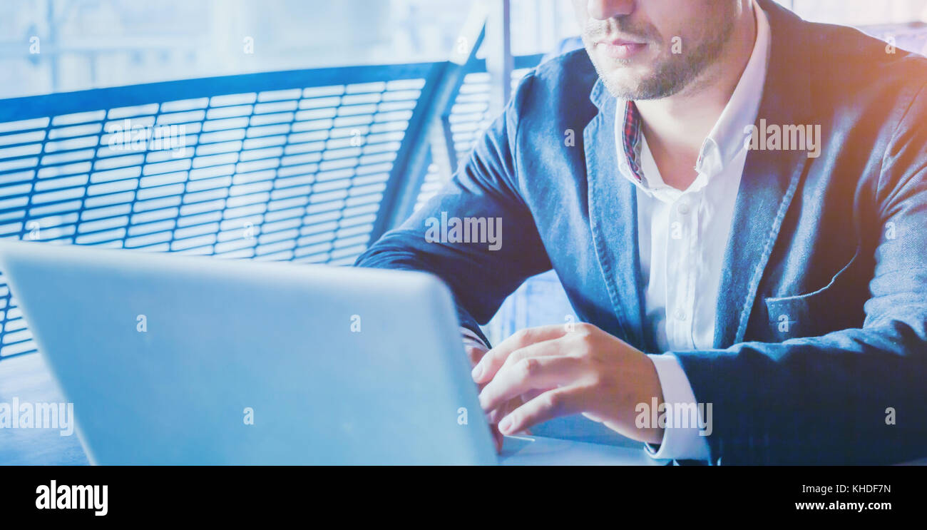 Le persone che usano il computer, uomo d affari di lavoro on-line su laptop, sullo sfondo della tecnologia Foto Stock