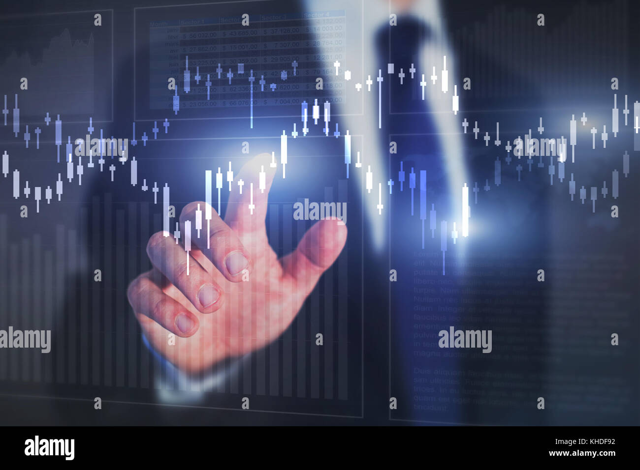 Grafica finanziario e grafici di sfondo, stock market concetto, investitore analizzando i dati digitali Foto Stock