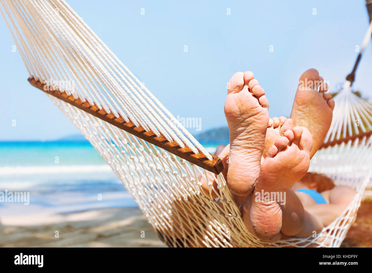 Famiglia relax sulla spiaggia in amaca, esotici holidays travel, primo piano dei piedi Foto Stock