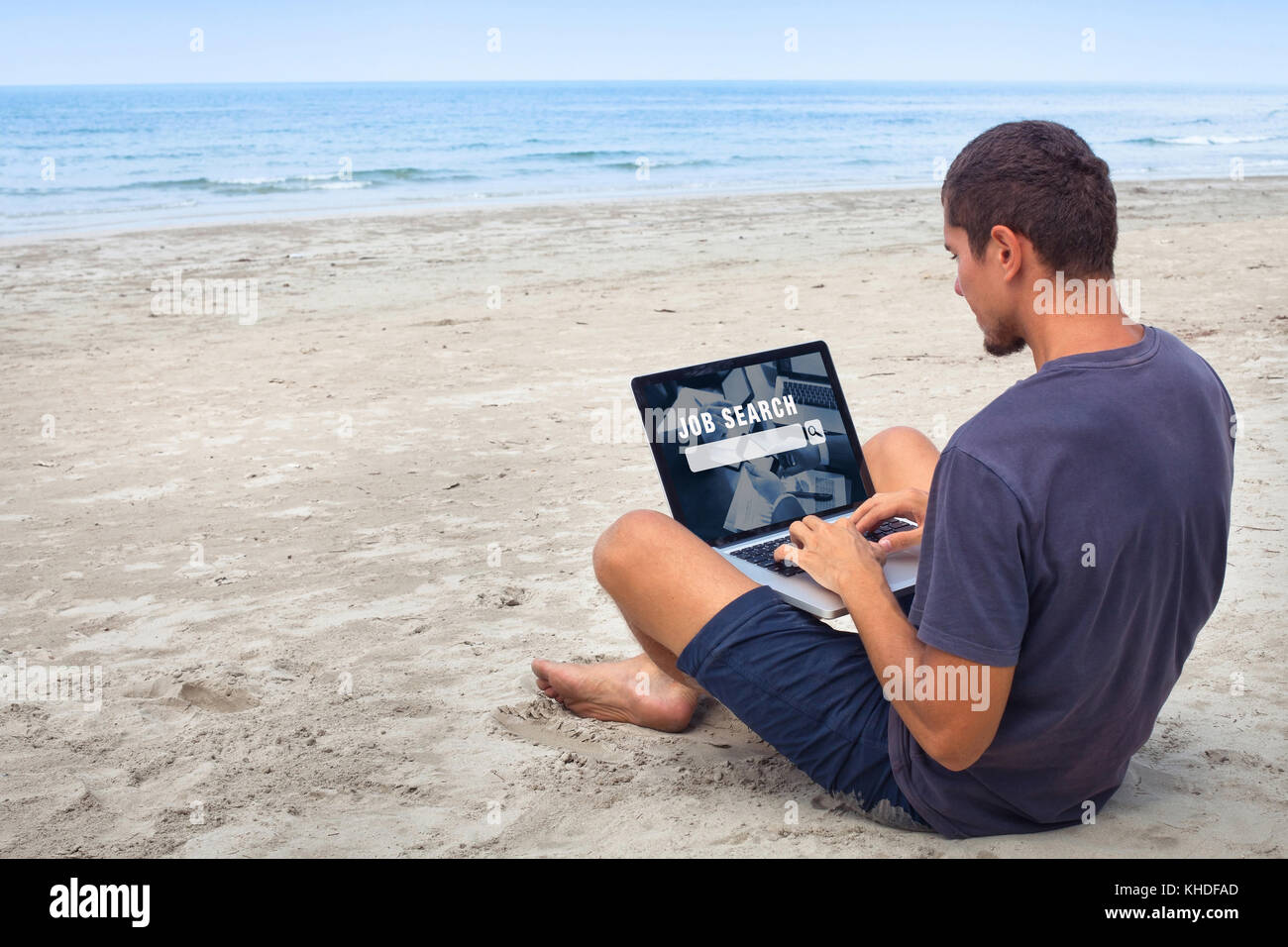 Libero professionista in cerca di lavoro online, ricerca di lavoro su internet, uomo seduto sulla spiaggia con computer portatile Foto Stock