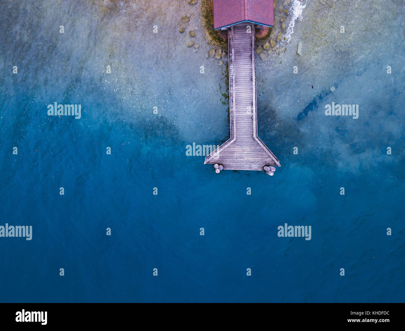 Antenna bellissimo paesaggio del lago di Annecy con vista dall'alto del molo in legno, Francia Foto Stock
