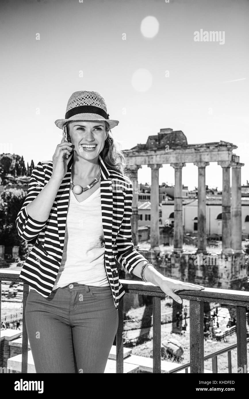 Vacanze romane. Felice viaggiatore alla moda donna in italia a Roma a parlare su uno smartphone Foto Stock