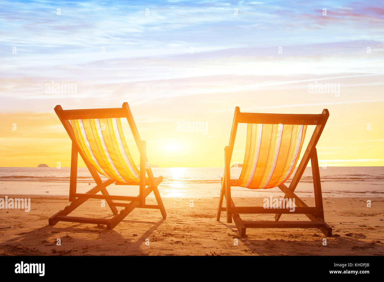 Turismo Balneare, sfondo vacanze con un paio di sedie a sdraio al tramonto Foto Stock