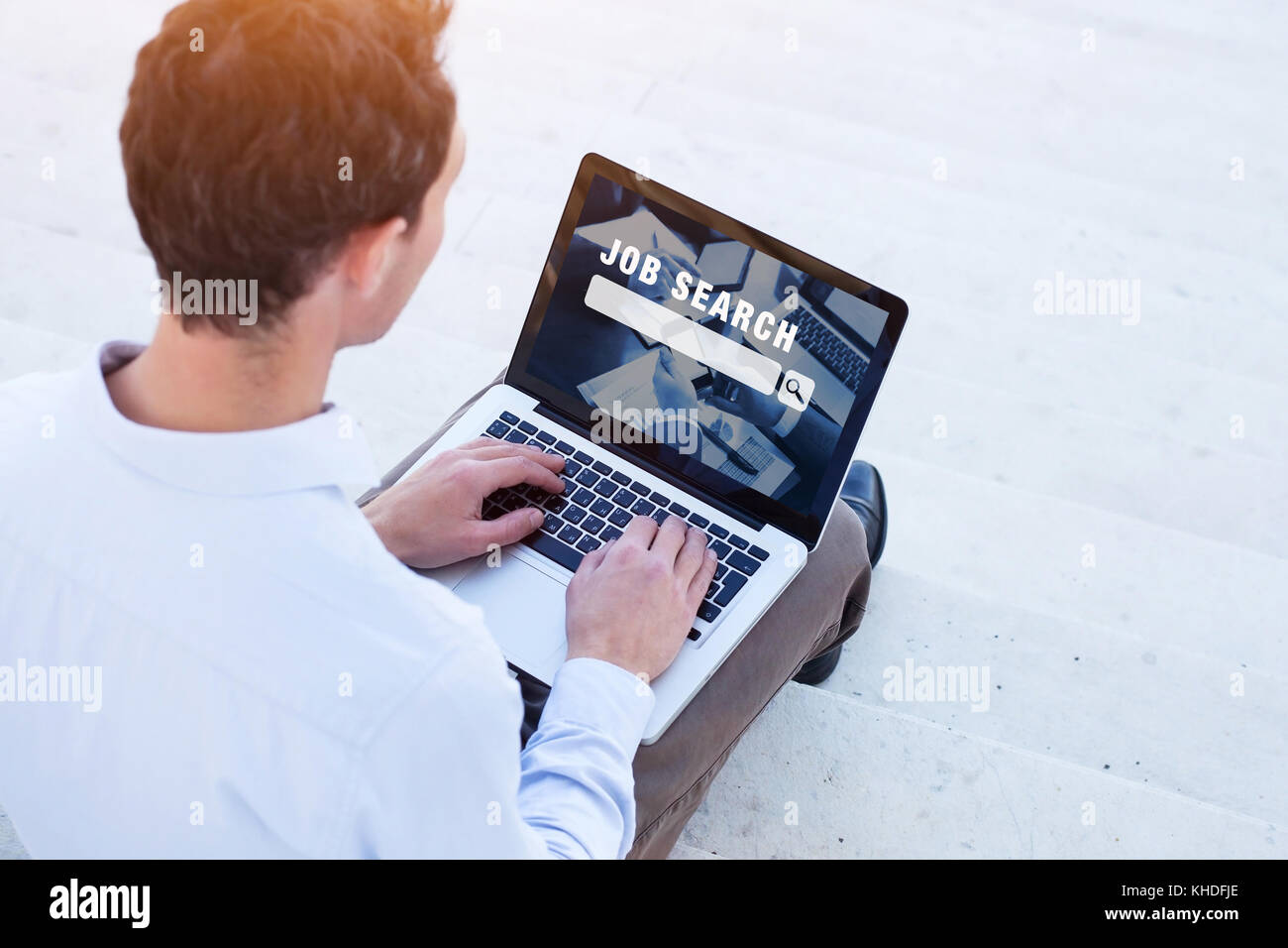 Ricerca di lavoro concetto, trova la tua carriera in una società, occupazione, uomo d'affari alla ricerca di lavoro online Foto Stock