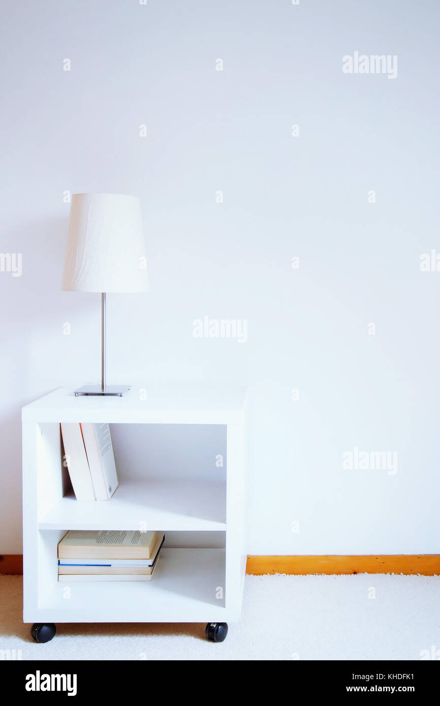 Moderno e di colore bianco interni scandinavo con posto per il testo, verticale Foto Stock