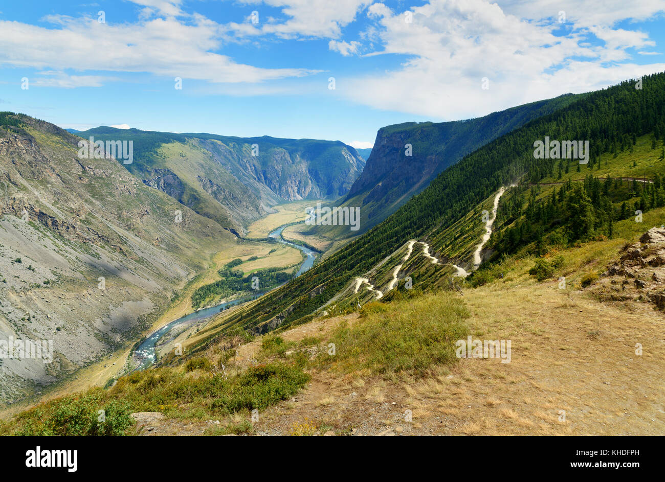Vista sul Pass Katu-Yaryk e la valle del fiume Chulyshman. Altai Repubblica, Siberia. La Russia Foto Stock