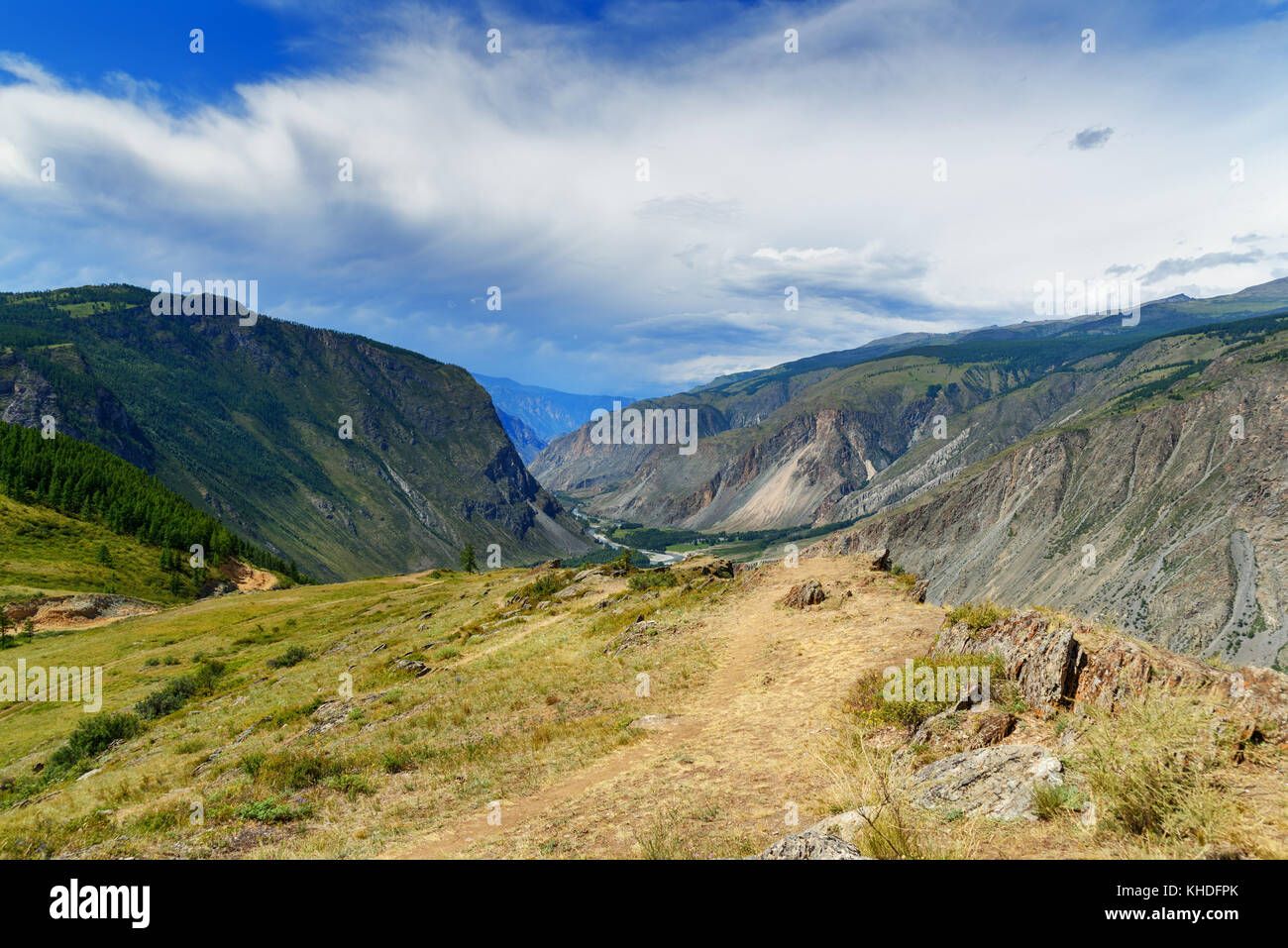 Vista sulla valle del fiume Chulyshman dal pass Katu-Yaryk. Altai Repubblica, Siberia. La Russia Foto Stock