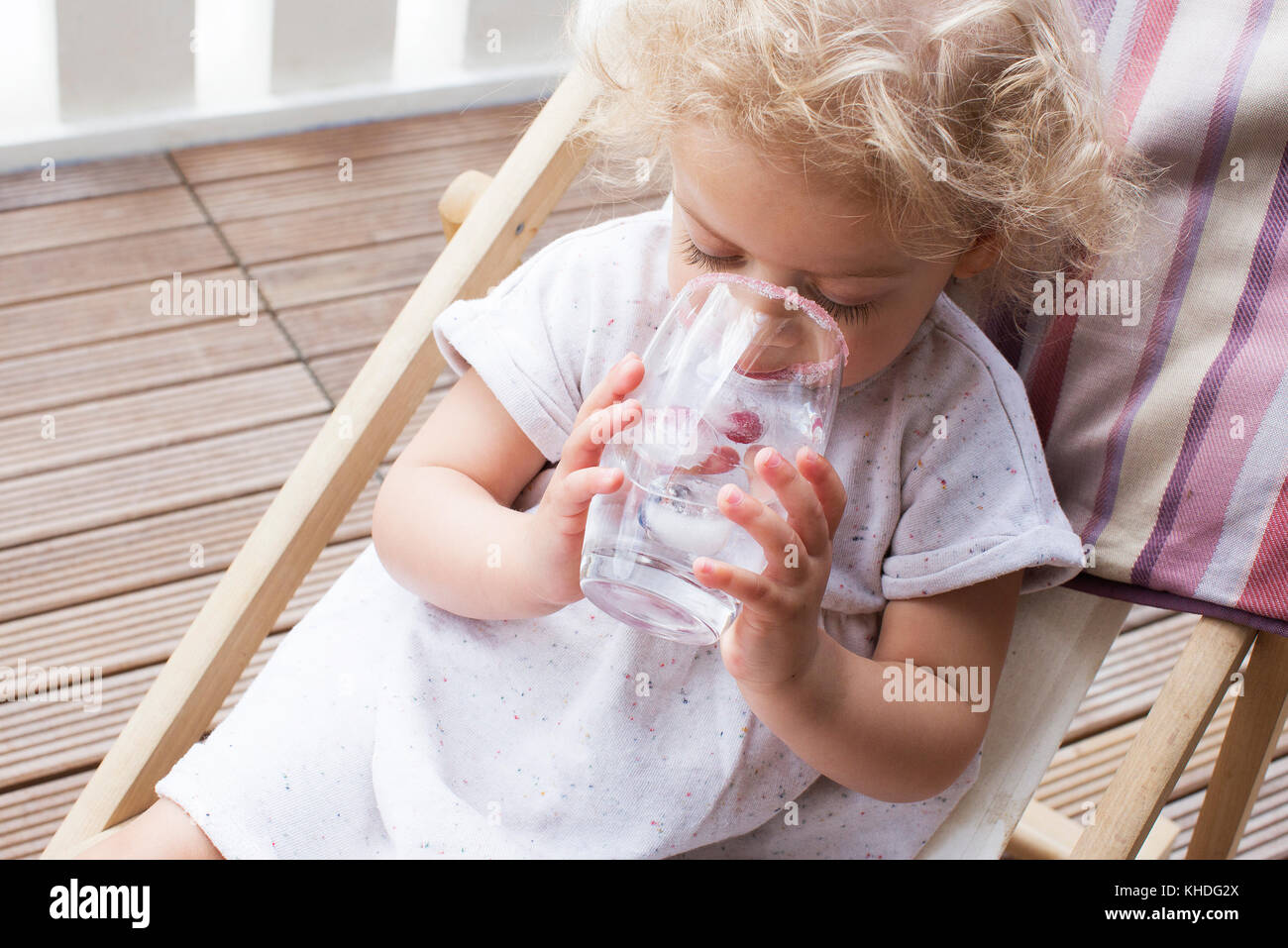 Bambina acqua potabile Foto Stock