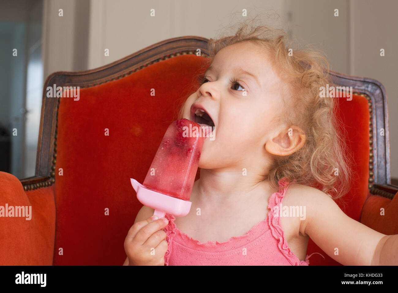 Bambina mangiare ghiaccioli Foto Stock
