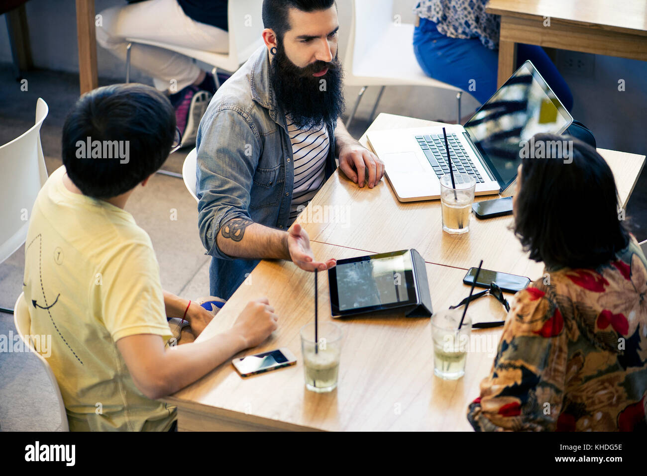 I colleghi a discutere di affari in cafe Foto Stock