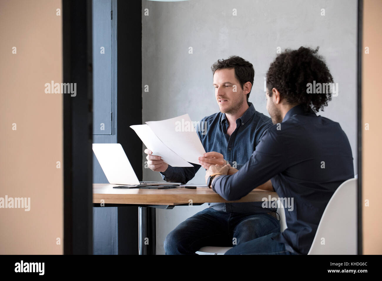 Gli uomini in office esamina un documento Foto Stock
