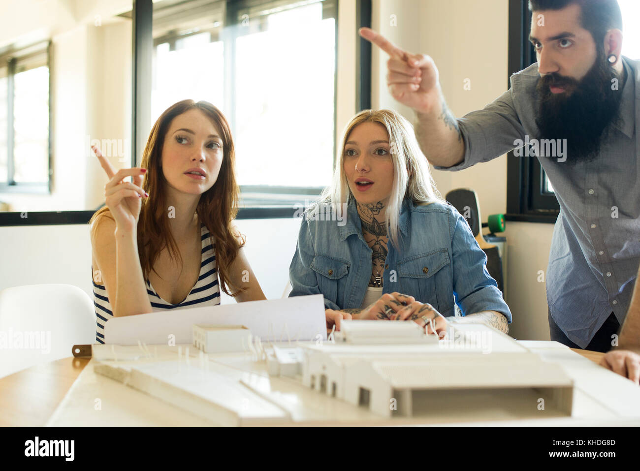 Architetti a discutere di progetto Foto Stock