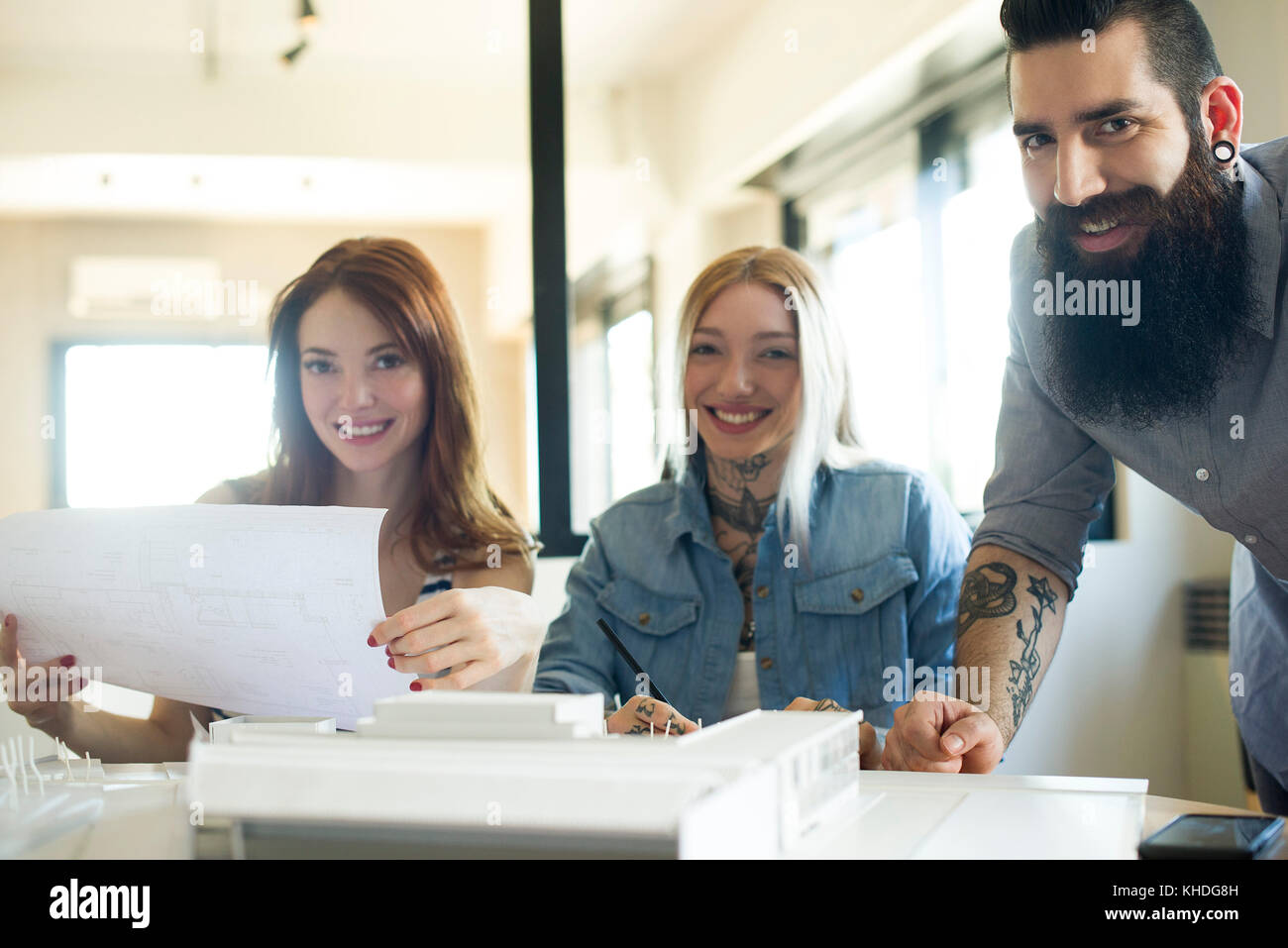 Casualmente vestito architetti sorridente in ufficio Foto Stock