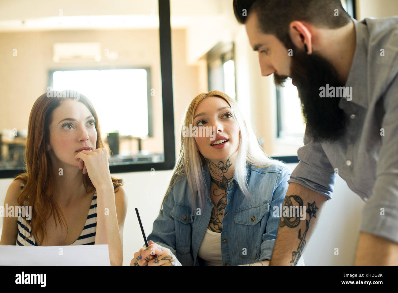 I colleghi parlano in ufficio Foto Stock