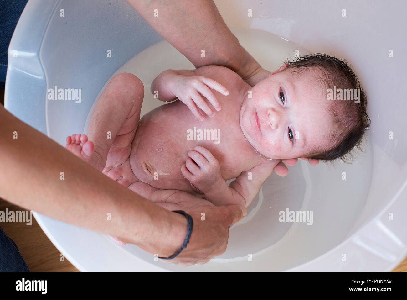 New Born Baby tenendo bagno Foto Stock